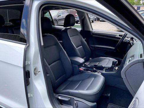 Used 2018 Volkswagen Golf SE FWD image 6