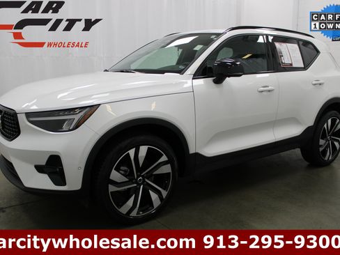 Used 2025 Volvo XC40 B5 Plus image 1