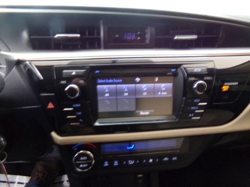 Used 2015 Toyota Corolla LE image 17