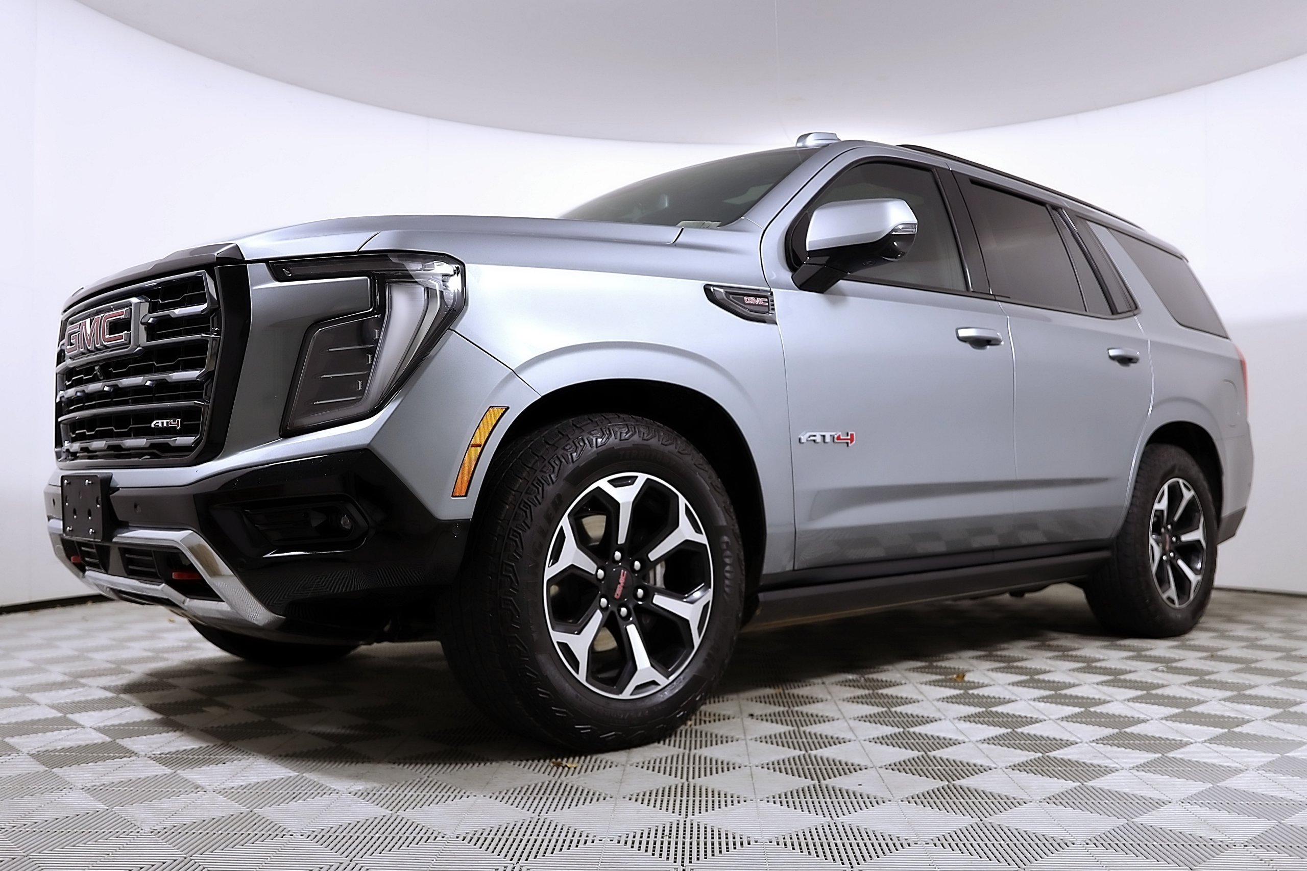 Used 2025 GMC Yukon AT4 AWD/4WD image 2