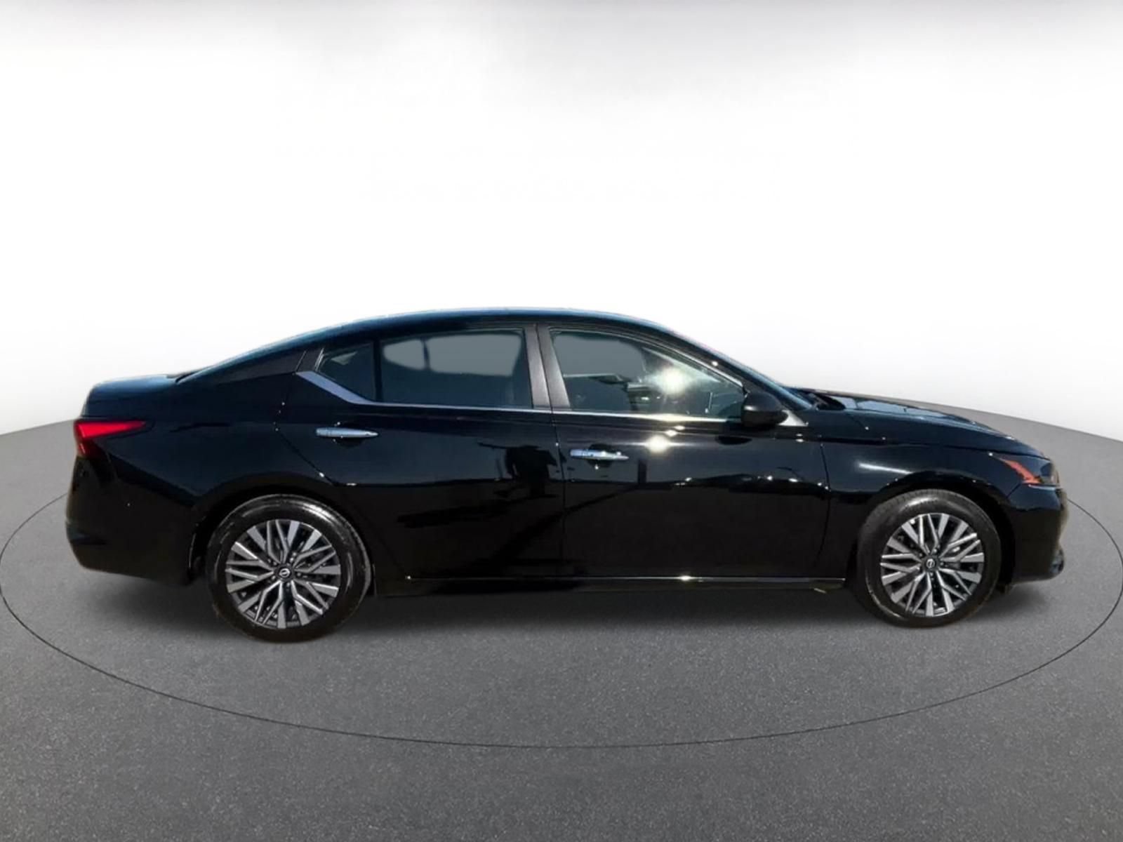 Used 2025 Nissan Altima 2.5 SV FWD image 15