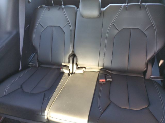 Used 2025 Chrysler Pacifica Select FWD image 10