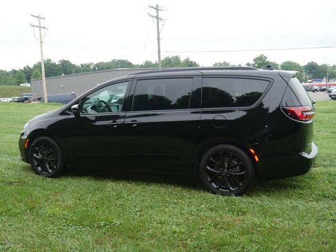 Used 2025 Chrysler Pacifica Limited w/ Trailer Tow Group FWD image 10
