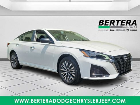 Used 2025 Nissan Altima 2.5 SV AWD/4WD image 1