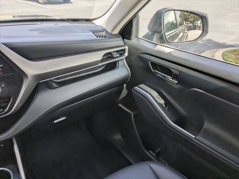 Certified 2024 Toyota Highlander XLE FWD image 17