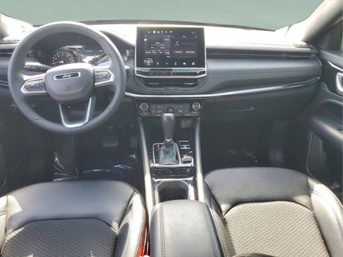 Used 2026 Jeep Compass Latitude AWD/4WD image 8