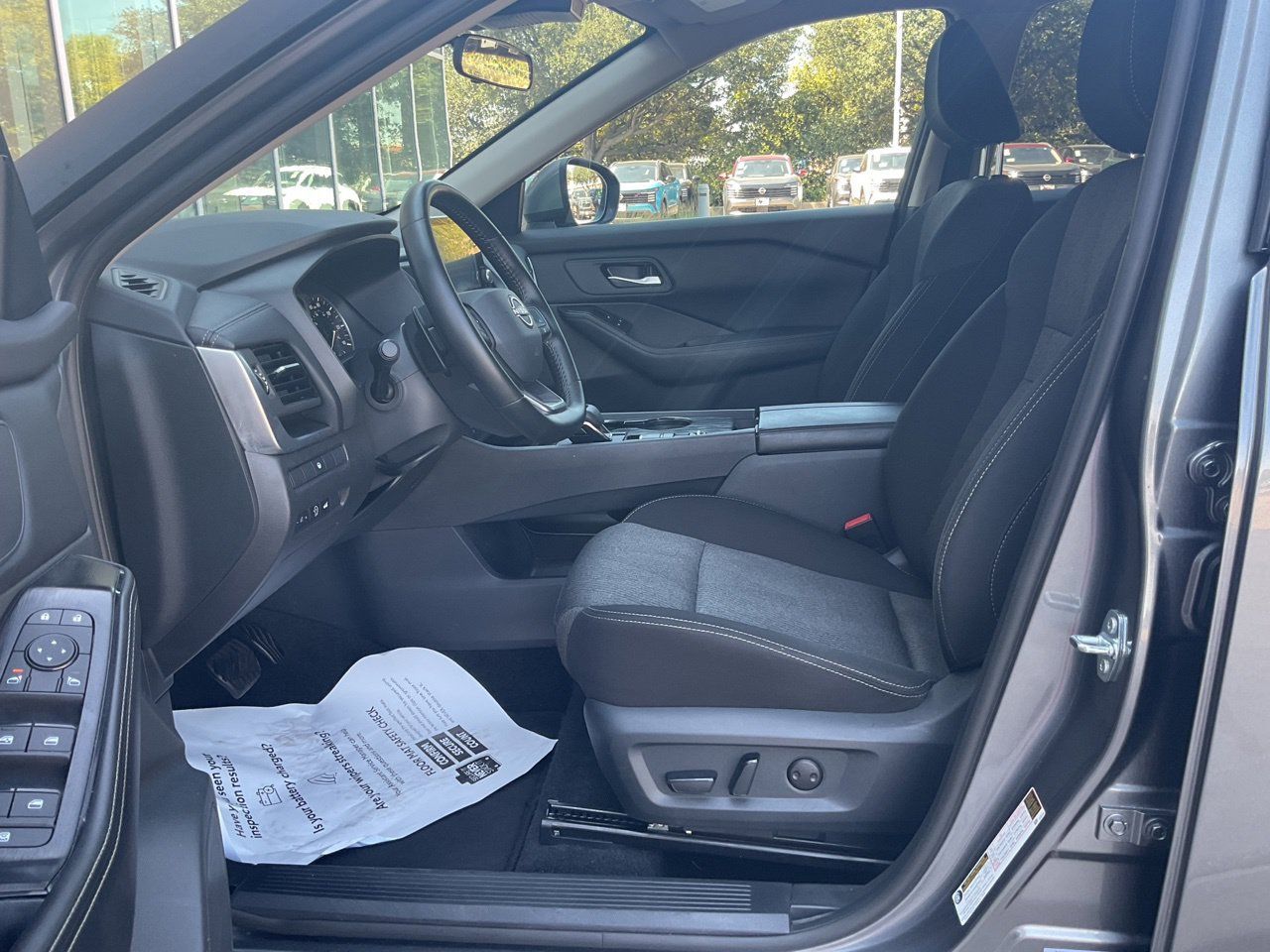 Used 2025 Nissan Rogue SV FWD image 8