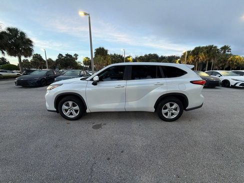 Used 2023 Toyota Highlander L FWD image 2