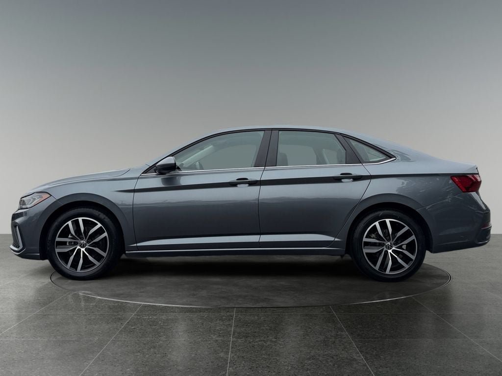 Used 2025 Volkswagen Jetta SE FWD image 5