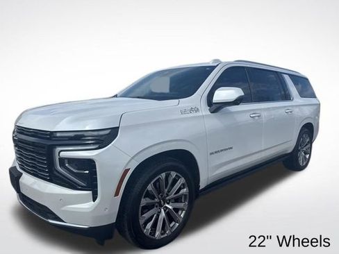 Used 2025 Chevrolet Suburban High Country AWD/4WD image 2