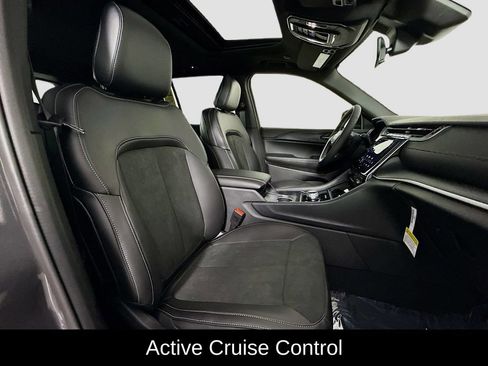 New 2025 Jeep Grand Cherokee Altitude image 14