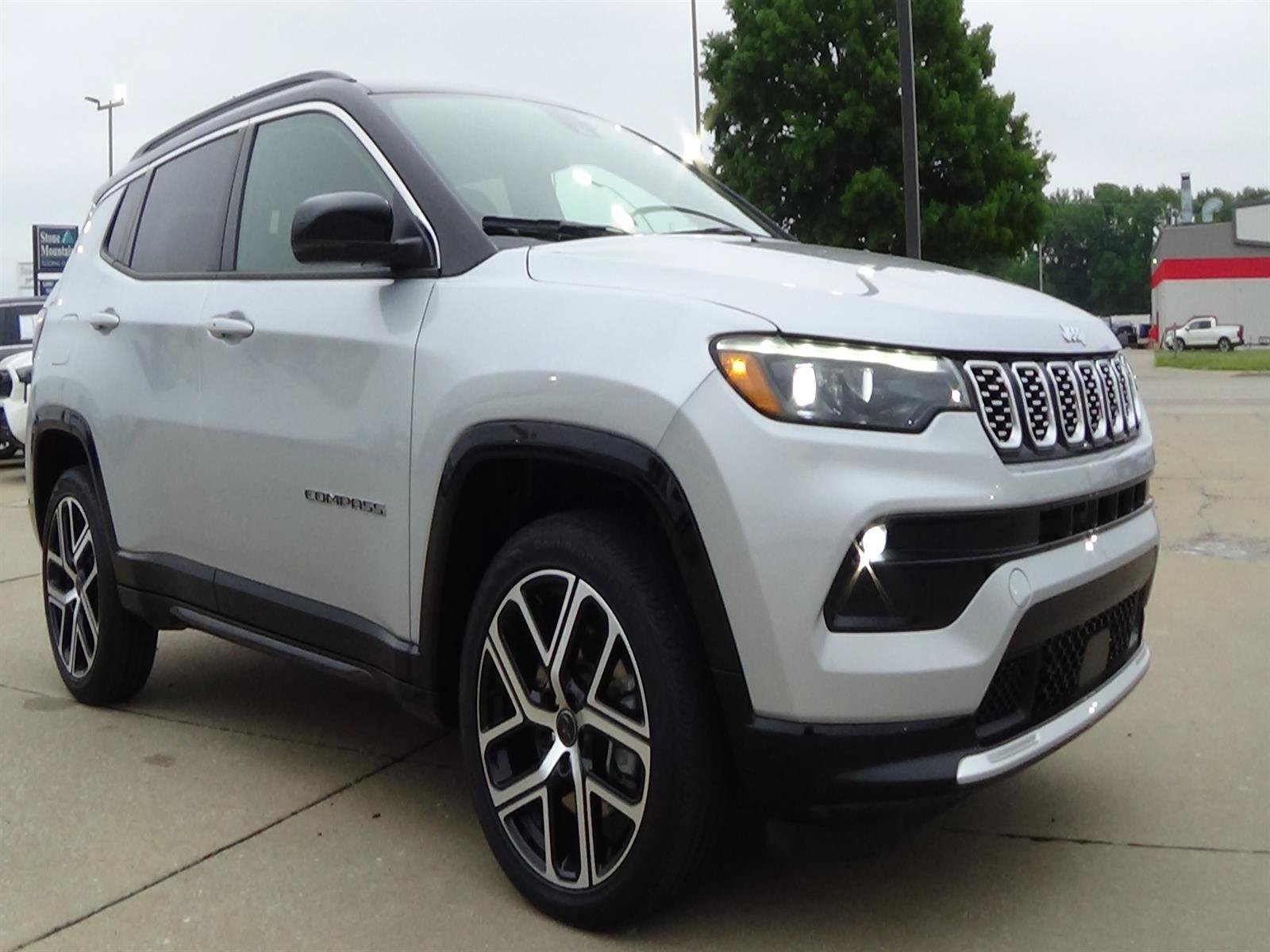 Certified 2025 Jeep Compass Limited w/ Elite Group AWD/4WD image 4