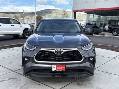 Used 2021 Toyota Highlander LE image 3