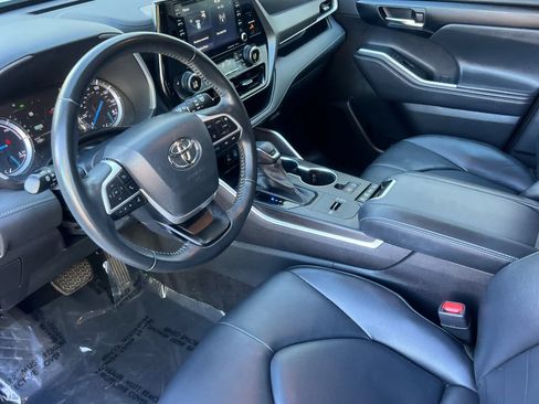 Certified 2022 Toyota Highlander XLE AWD/4WD image 11