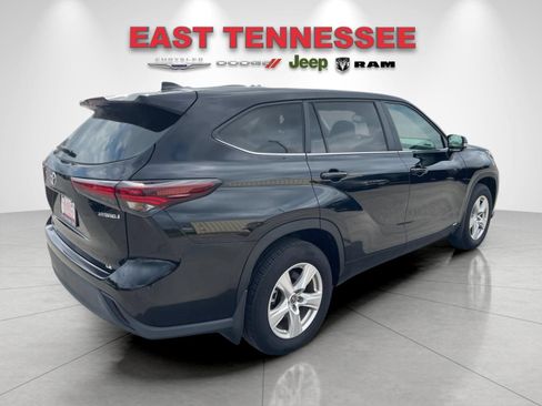 Used 2024 Toyota Highlander LE AWD/4WD image 3