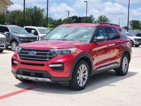 Used 2022 Ford Explorer XLT w/ Equipment Group 202A AWD/4WD image 4