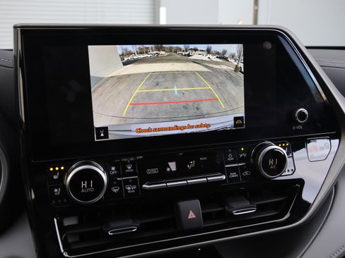 Used 2025 Toyota Highlander Limited image 24