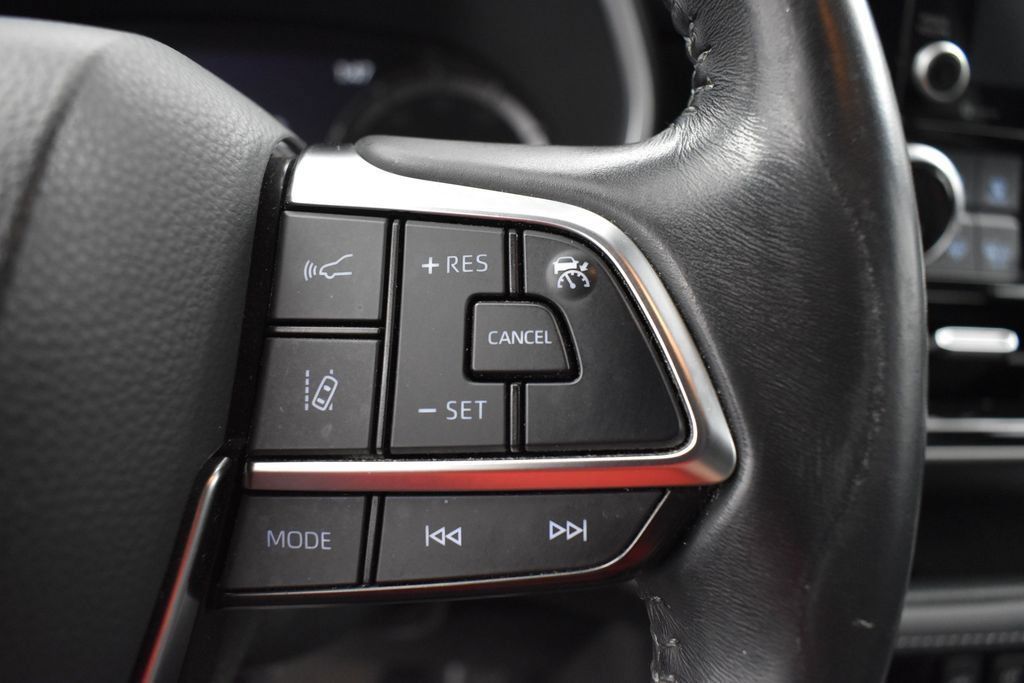 Used 2021 Toyota Highlander XLE AWD/4WD image 7