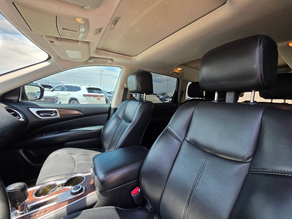 Used 2017 Nissan Pathfinder Platinum w/ Family Entertainment Package AWD/4WD image 16