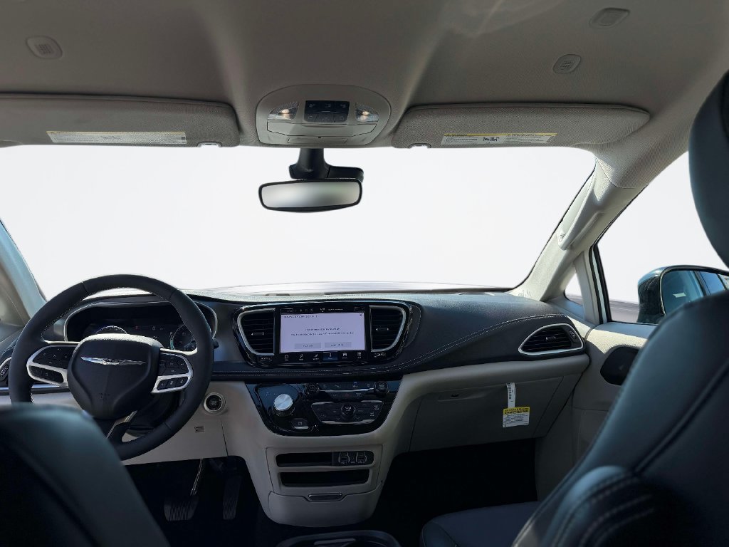 Used 2024 Chrysler Pacifica Touring-L AWD/4WD image 16