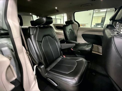 Used 2024 Chrysler Pacifica Touring-L image 24