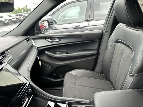 New 2025 Jeep Grand Cherokee L Altitude AWD/4WD image 26