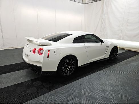 Used 2023 Nissan GT-R Premium AWD/4WD image 6