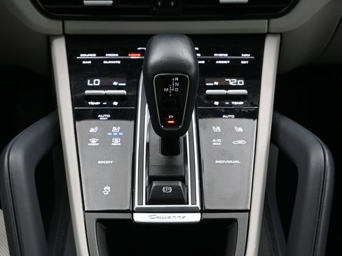 Certified 2023 Porsche Cayenne Platinum Edition AWD/4WD image 22