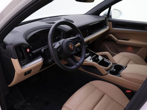Used 2025 Porsche Cayenne AWD/4WD image 4