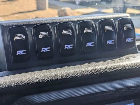 Used 2022 Jeep Gladiator Sport image 18