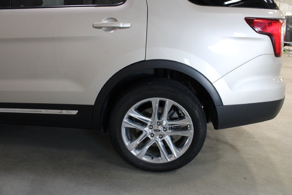 Used 2017 Ford Explorer XLT w/ Equipment Group 202A AWD/4WD image 29