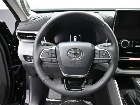 Certified 2025 Toyota Highlander Platinum AWD/4WD image 17