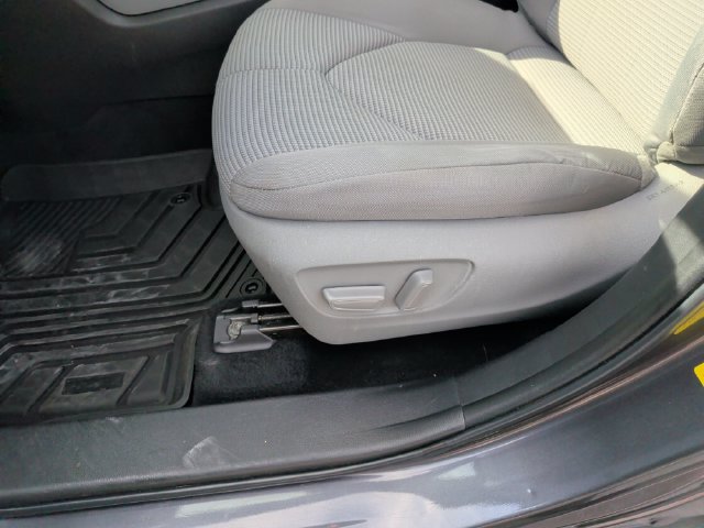 Used 2022 Toyota Highlander LE FWD image 12