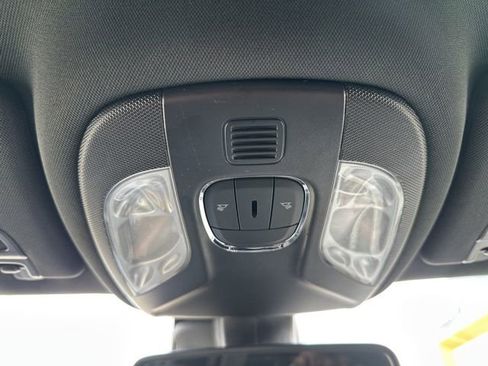 Used 2025 Jeep Compass Latitude image 32