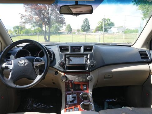 Used 2013 Toyota Highlander Limited AWD/4WD image 18