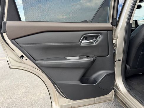 Used 2021 Nissan Rogue SL w/ Premium Package image 16