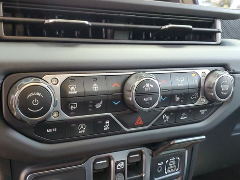 Used 2024 Jeep Wrangler Unlimited Rubicon AWD/4WD image 29