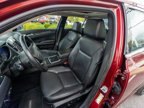 Used 2018 Chrysler 300 Touring L image 14