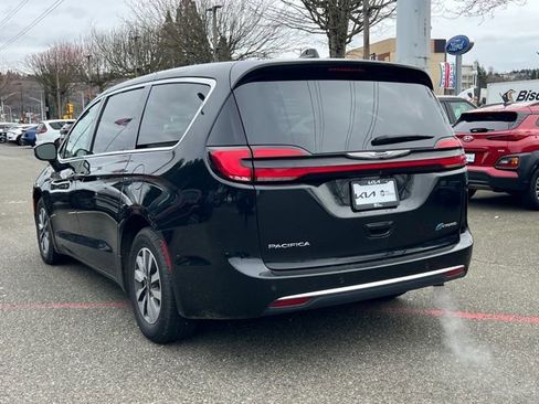 Used 2023 Chrysler Pacifica Touring-L image 7