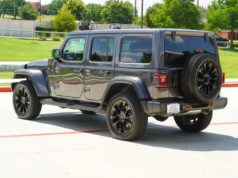 Used 2025 Jeep Wrangler Unlimited Sahara AWD/4WD image 3