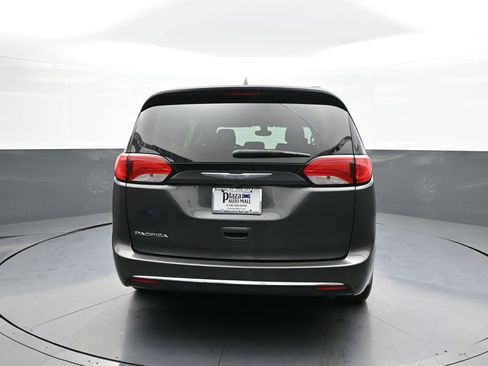 Used 2017 Chrysler Pacifica Touring-L image 7