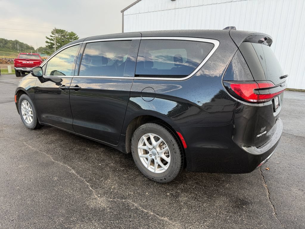 Used 2023 Chrysler Pacifica Touring-L FWD image 7
