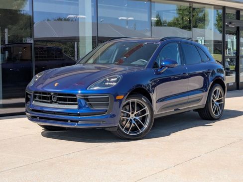 Certified 2025 Porsche Macan AWD/4WD image 1