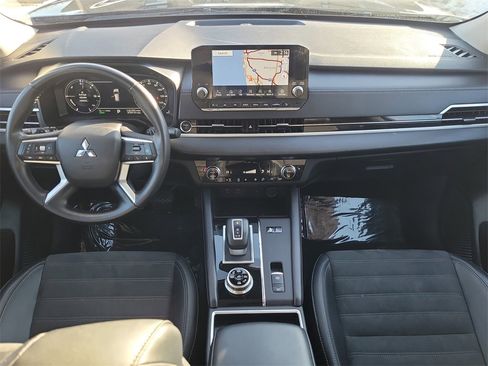 Used 2024 Mitsubishi Outlander SE image 13