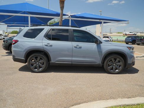 Used 2025 Honda Pilot Sport image 4