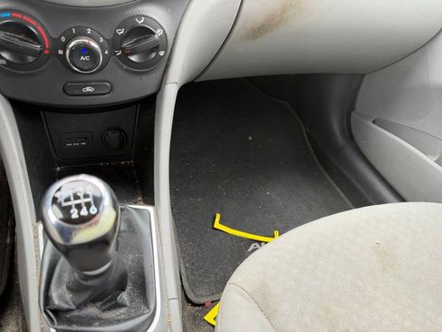 Used 2013 Hyundai Accent SE FWD image 8