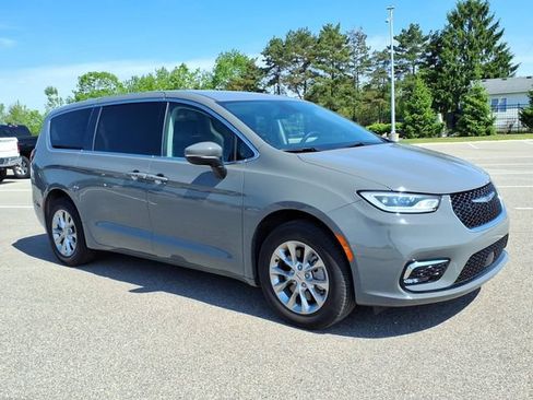 Used 2023 Chrysler Pacifica Touring-L AWD/4WD image 2