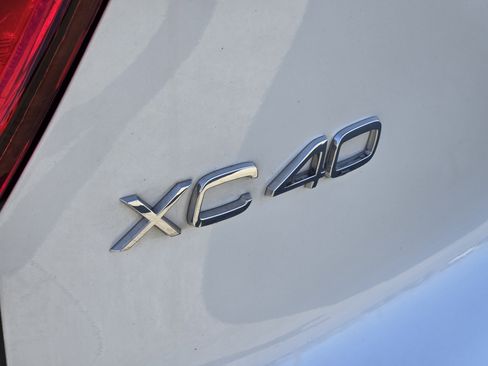 Used 2024 Volvo XC40 B5 Core image 19