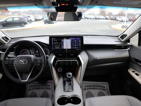 Used 2022 Toyota Venza XLE image 12