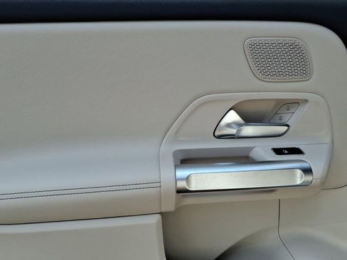 Used 2023 Mercedes-Benz EQB 300 4MATIC image 10
